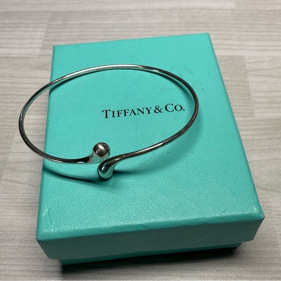 Tiffany & Co. 9.25 S. Silver teardrop Bangle Bracelet - Picture 1 of 6